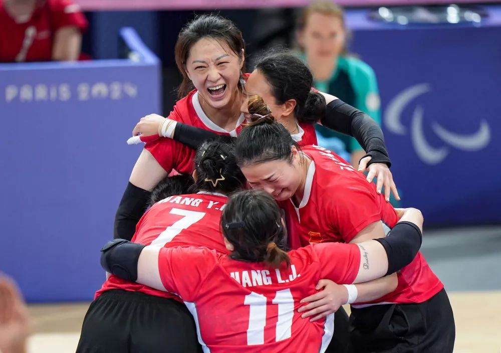 8月30日,中国队球员在比赛后庆祝胜利。新华社记者 张铖 摄